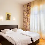 Lara With Pool&whirpool&pet Friendly&100m From The Sea- Rab By Guide Vilă *
