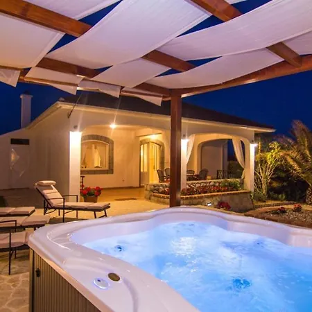 Lara With Pool&whirpool&pet Friendly&100m From The Sea- Rab By Guide ヴィラ ラブ