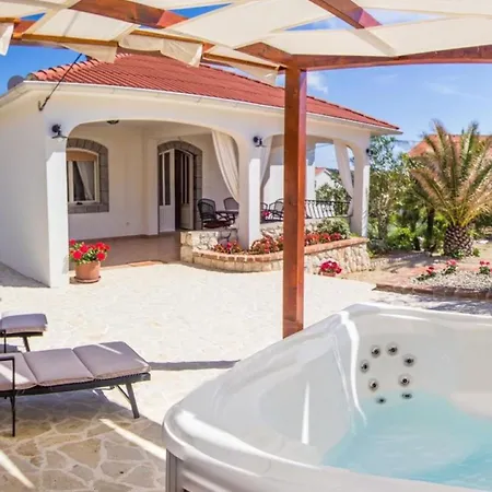 Lara With Pool&whirpool&pet Friendly&100m From The Sea- Rab By Guide 拉布