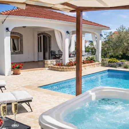 فيلة Lara With Pool&whirpool&pet Friendly&100m From The Sea- Rab By Guide *