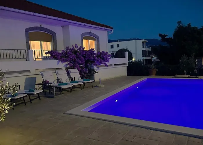 Lara With Pool&whirpool&pet Friendly&100m From The Sea- Rab By Guide 빌라 라브