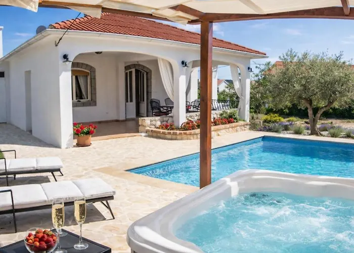 빌라 Lara With Pool&whirpool&pet Friendly&100m From The Sea- Rab By Guide *
