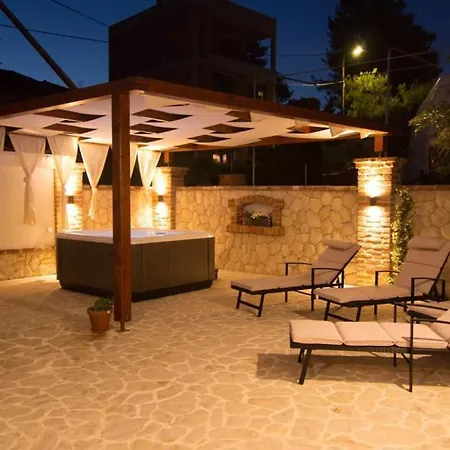 Willa Lara With Pool&whirpool&pet Friendly&100m From The Sea- Rab By Guide *