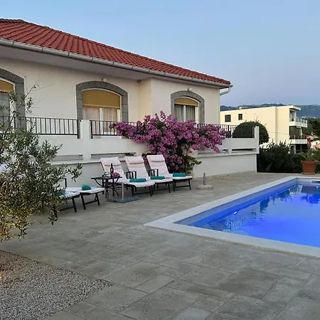 Lara With Pool&whirpool&pet Friendly&100m From The Sea- Rab By Guide Willa
