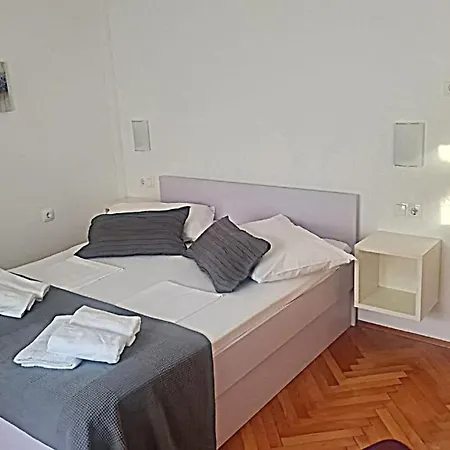 Lara With Pool&whirpool&pet Friendly&100m From The Sea- Rab By Guide Willa Rab Town