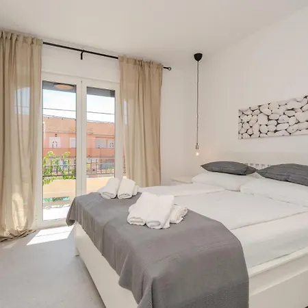 Lara With Pool&whirpool&pet Friendly&100m From The Sea- Rab By Guide
