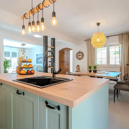 Villa Lara With Pool&whirpool&pet Friendly&100m From The Sea- Rab By Guide Rab Town