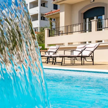Villa Lara With Pool&whirpool&pet Friendly&100m From The Sea- Rab By Guide *