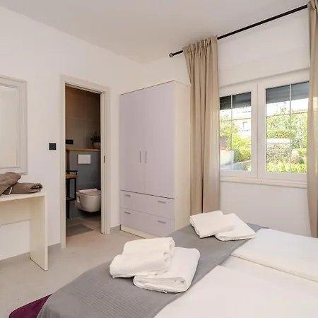 Lara With Pool&whirpool&pet Friendly&100m From The Sea- Rab By Guide 拉布