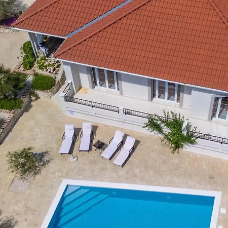 别墅 Lara With Pool&whirpool&pet Friendly&100m From The Sea- Rab By Guide